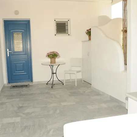 Flora's Mykonos Klouvas